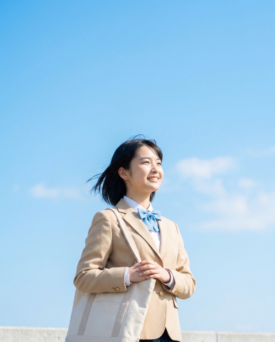 青空のもとで前を見つめる制服姿の英検受験生